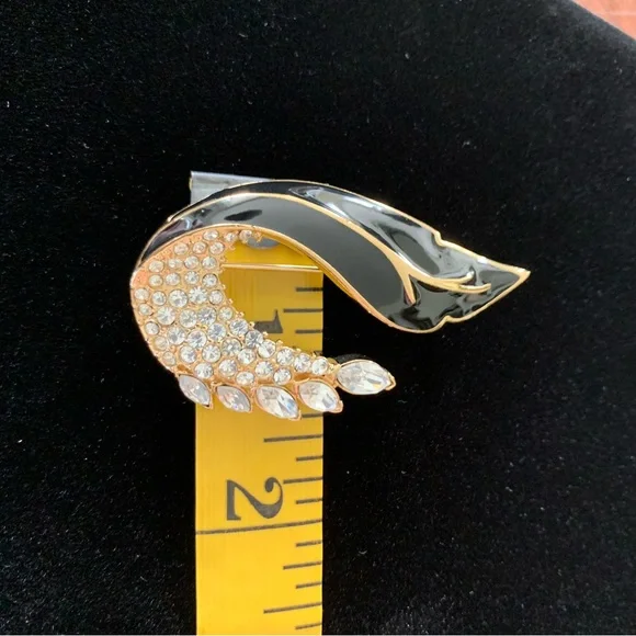 VINTAGE Crown Trifari Brooch - Picture 12 of 12